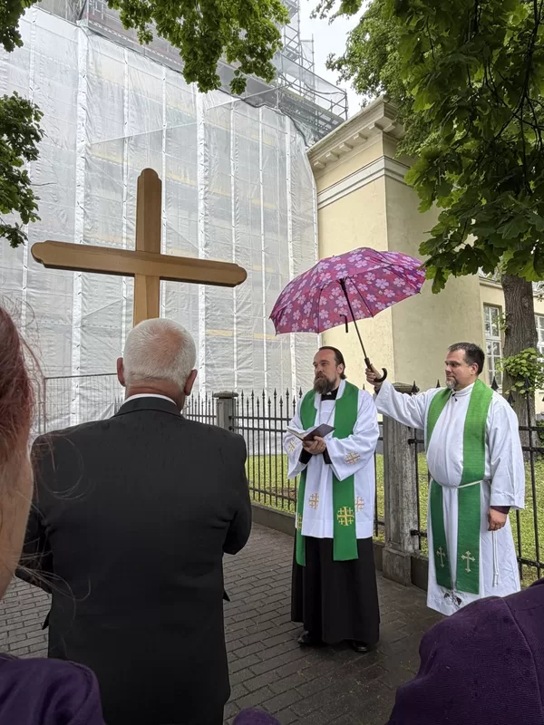 ⛪ Tiek svētīti dievnama torņa restaurācijas darbi.